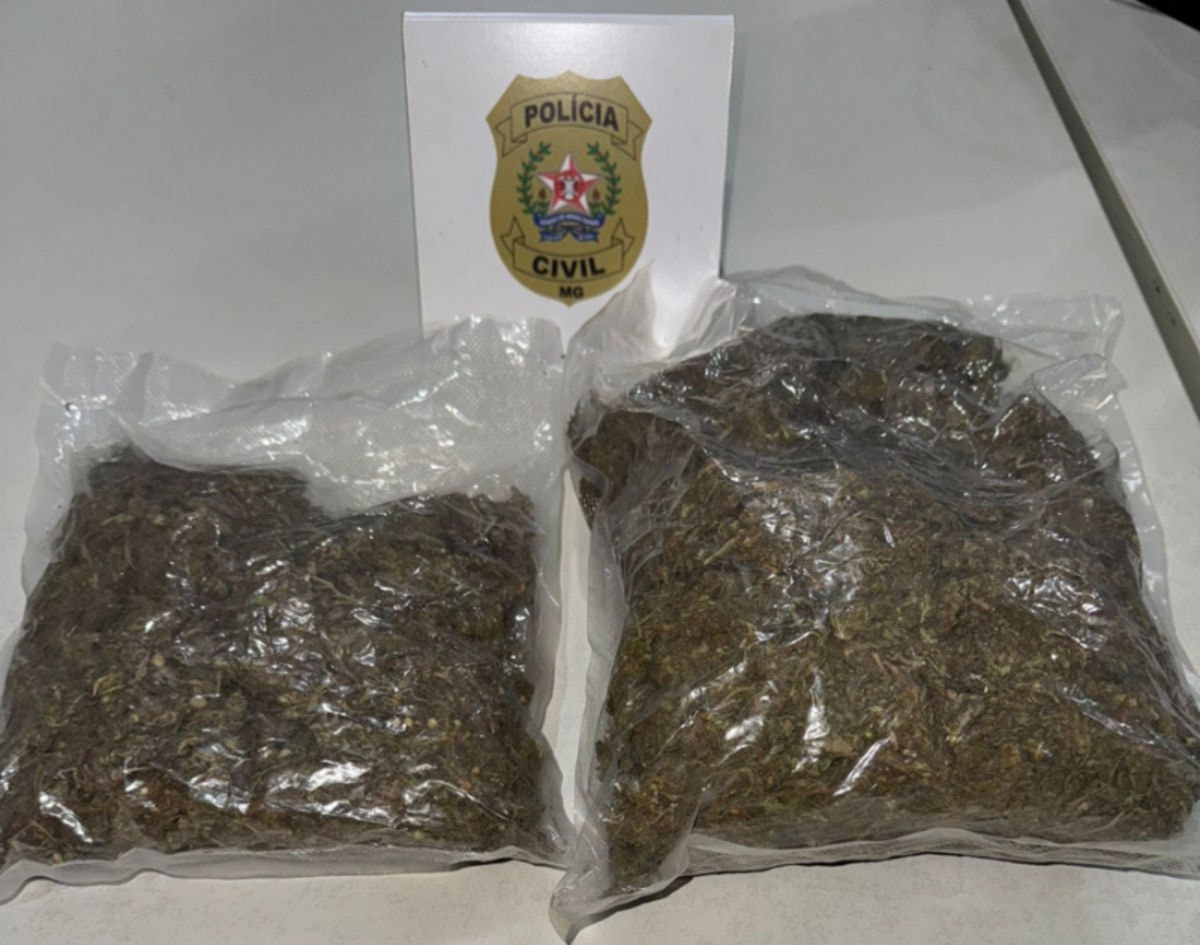 No local, os policiais presenciaram a entrega da caixa, contendo aproximadamente um quilo de droga