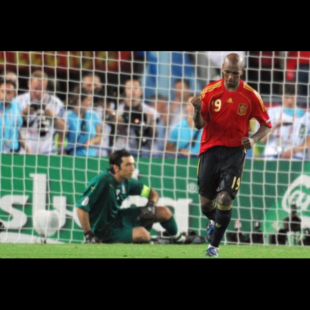 Marcos Senna, campeão da Euro 2008 com a Espanha