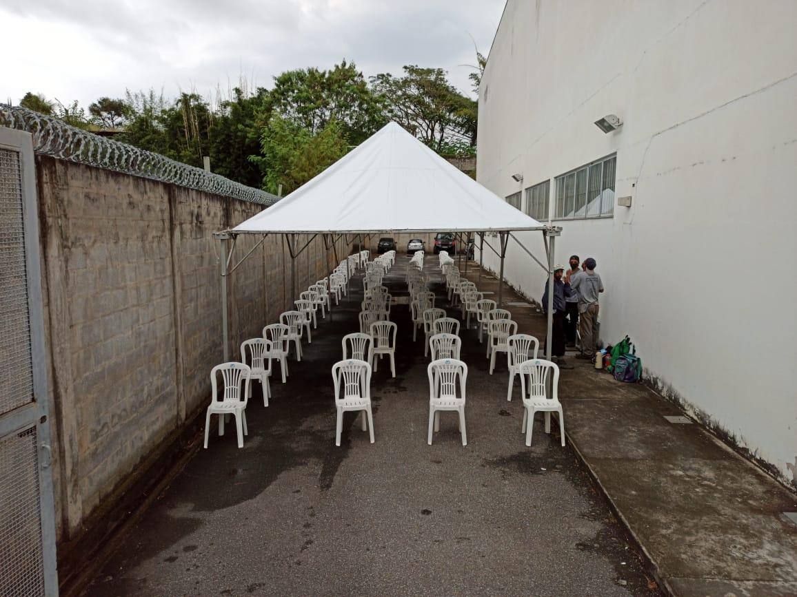 Santa Luzia coloca tenda e cadeiras em fila da Caixa