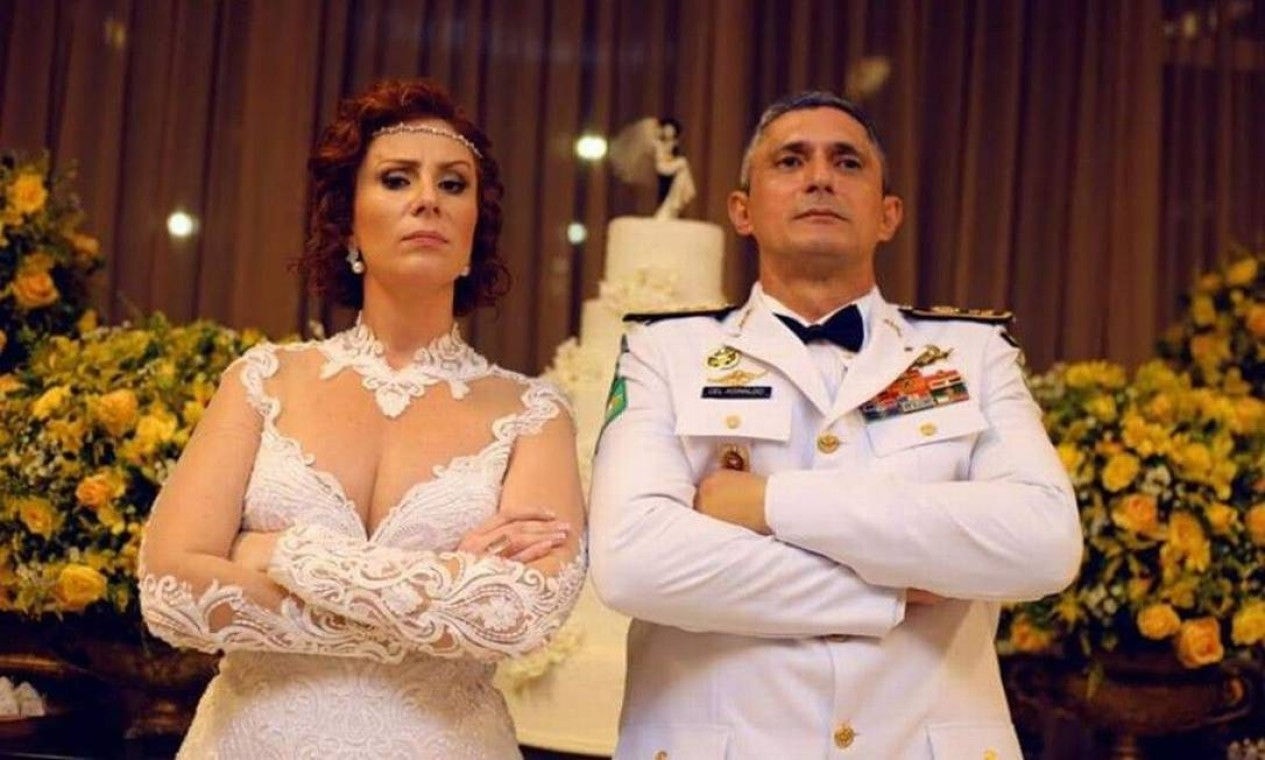 Carla Zambelli e o coronel Aginaldo Oliveira posam durante a festa de casamento: os dois deixaram o Brasil a após a deputada ser condenada a 10 anos de prisão