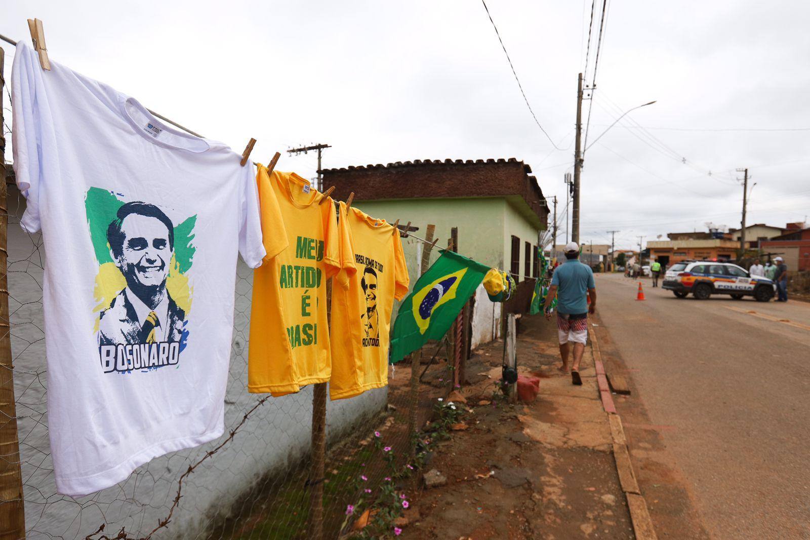 Camisetas e bandeiras em apoio a Bolsonaro em São Roque de Minas