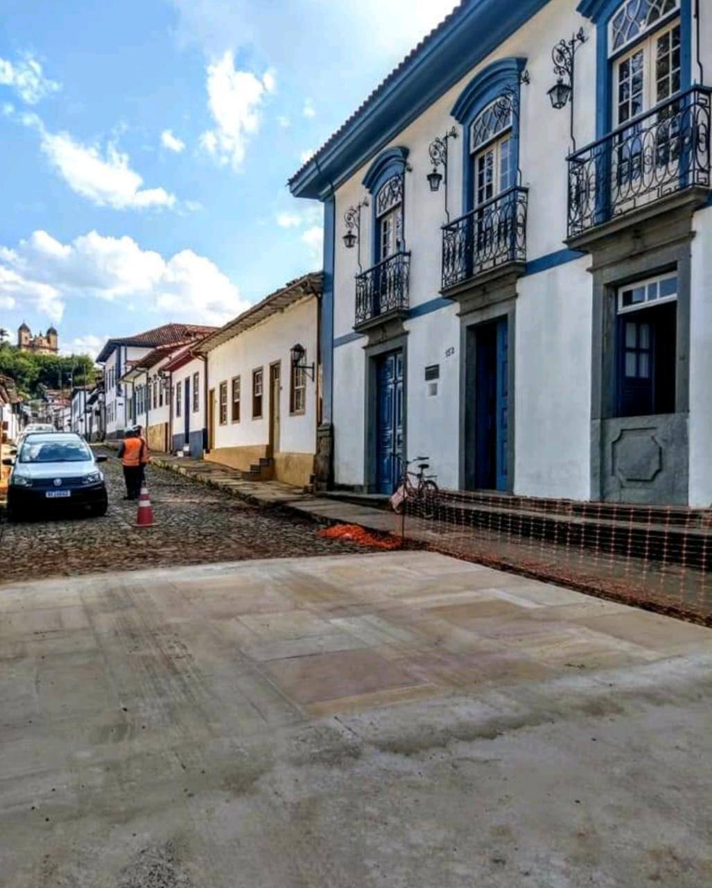 Rampa de concreto deixou parte da rua histórica e tombada desde 1939 na cidade de Mariana descaracterizada; obra é de responsabilidade da fundação Renova