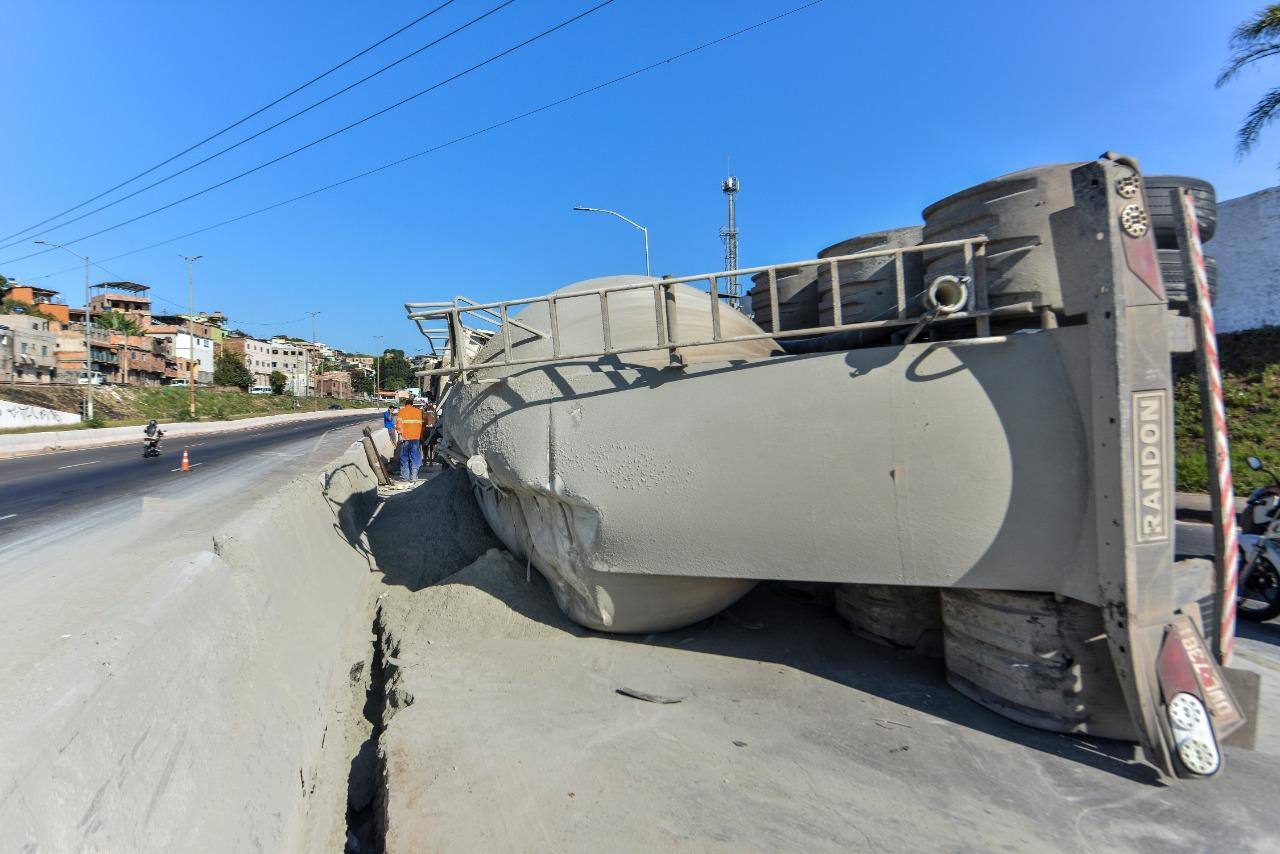 Carga de cimento tombou na alça da avenida Cristiano Machado
