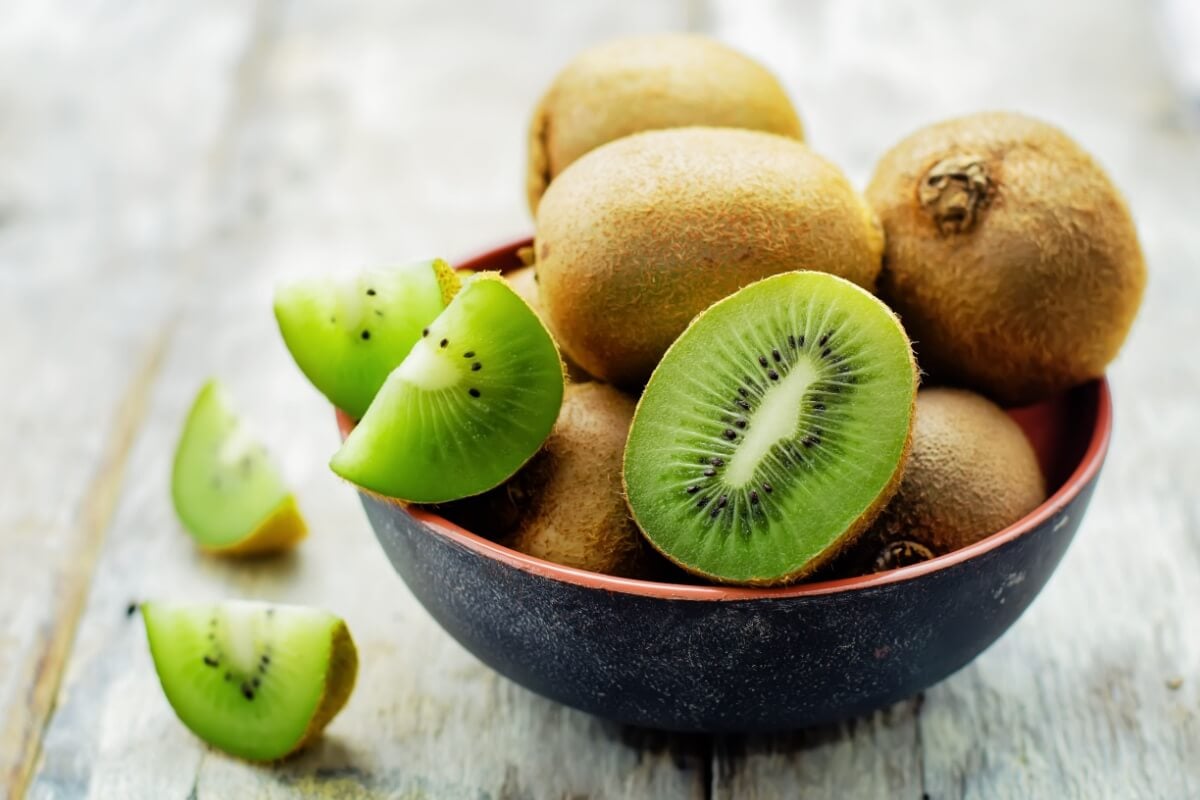 O kiwi oferece diversos benefícios para a saúde