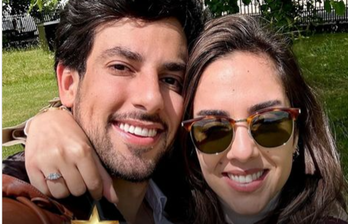 O apresentador da Record Julinho Soares e a cantora Lara Silva, que é filha de Faustão, anunciaram o noivado nesta quarta-feira (5), nas redes sociais.