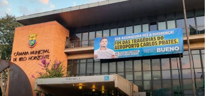 Vereador coloca faixas na Câmara, é notificado e caso pode ir ao MP