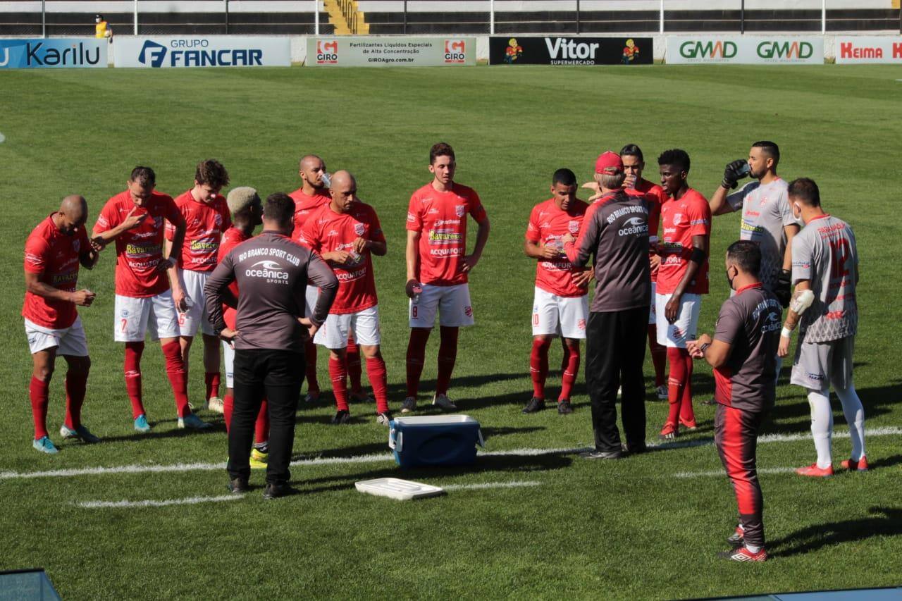 Na foto, é possível observar os 12 atletas que foram para o jogo, sendo apenas um goleiro como reserva