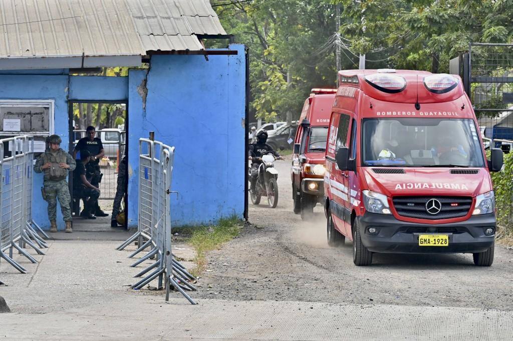 Ambulâncias deixam unidade carcerária em Guayaquil