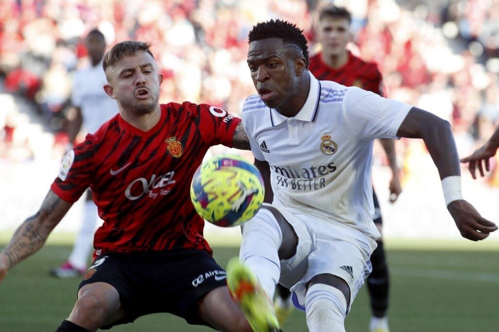 Pablo Maffeo e Vini Jr em disputa de bola na partida entre Mallorca e Real Madrid (Foto: Jaime Reina/AFP)