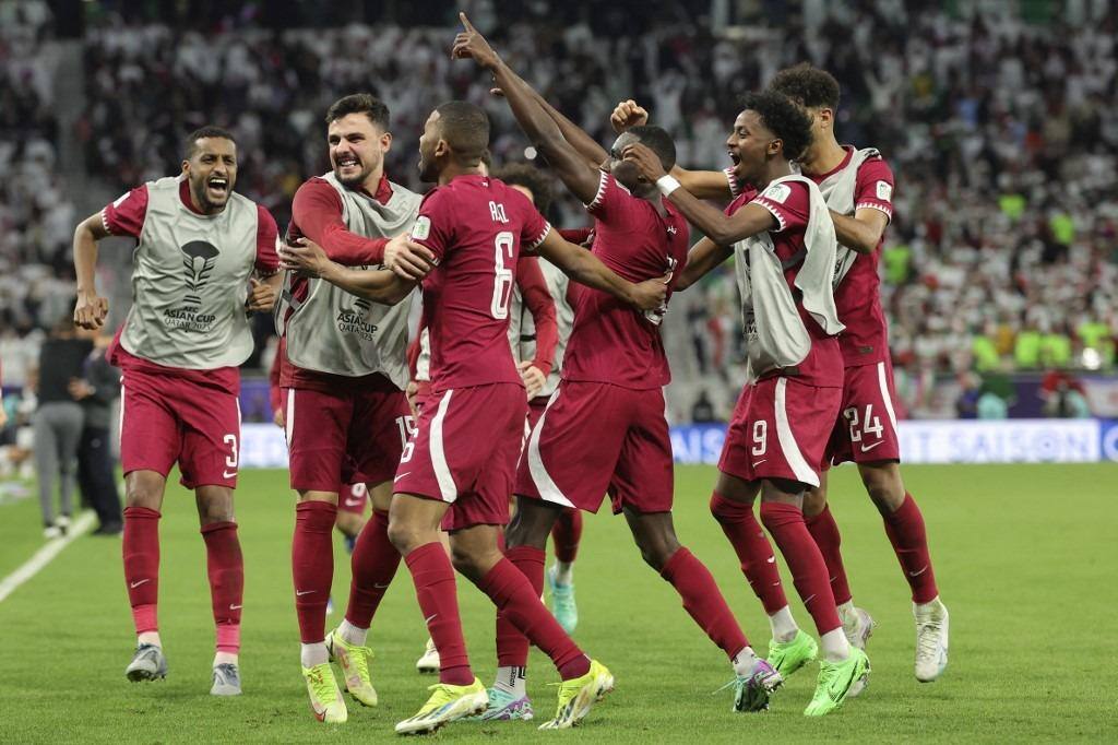 Jogadores do Catar comemoram a vitória sobre o Irã na semifinal