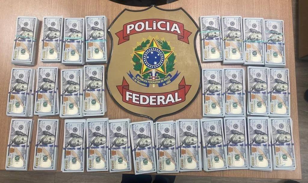 Na casa de Paulo Maurício, em Brasília, agentes da PF apreenderam US$ 171800 (cerca de R$ 860 mil no câmbio do dia) em espécie durante as diligências
