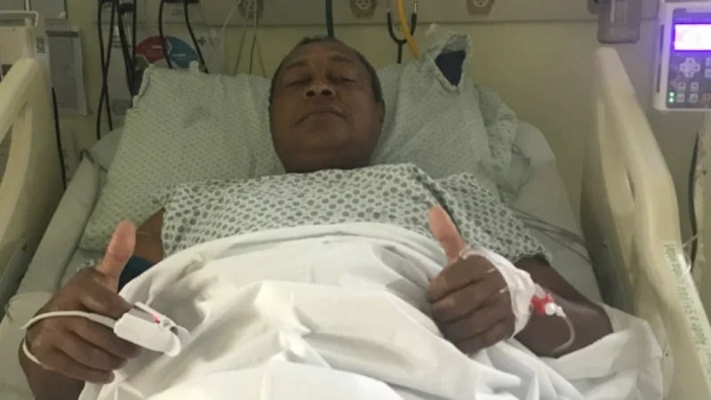 Vaquinha virtual conta com foto do ex-jogador ainda na maca do hospital em que foi operado