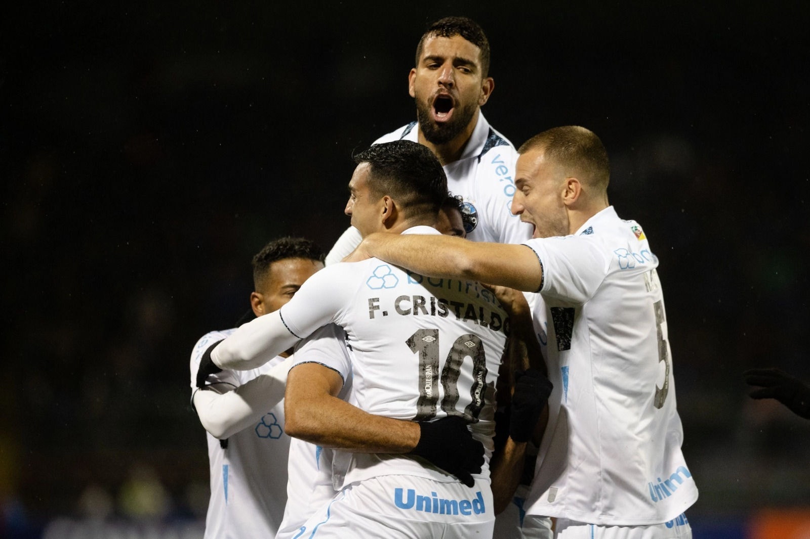 Jogadores do Grêmio comemoram gol da vitória sobre o Huachipato, que selou classificação do time gaúcho às oitavas da Libertadores