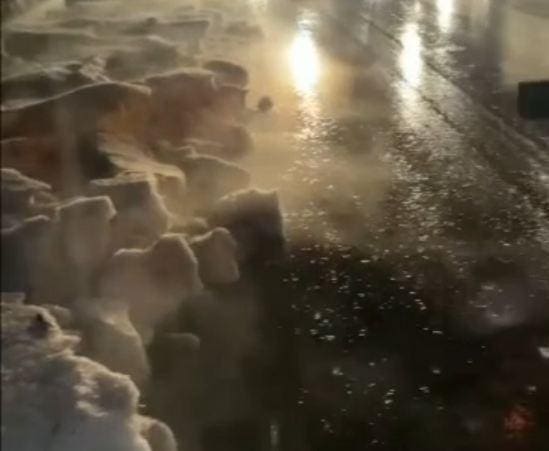 A camada de gelo que se formou às margens da rodovia chamou atenção nas redes sociais