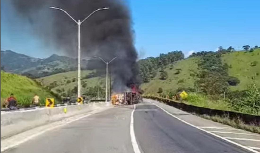 Em Camanducaia, carreta pegou fogo após tombar