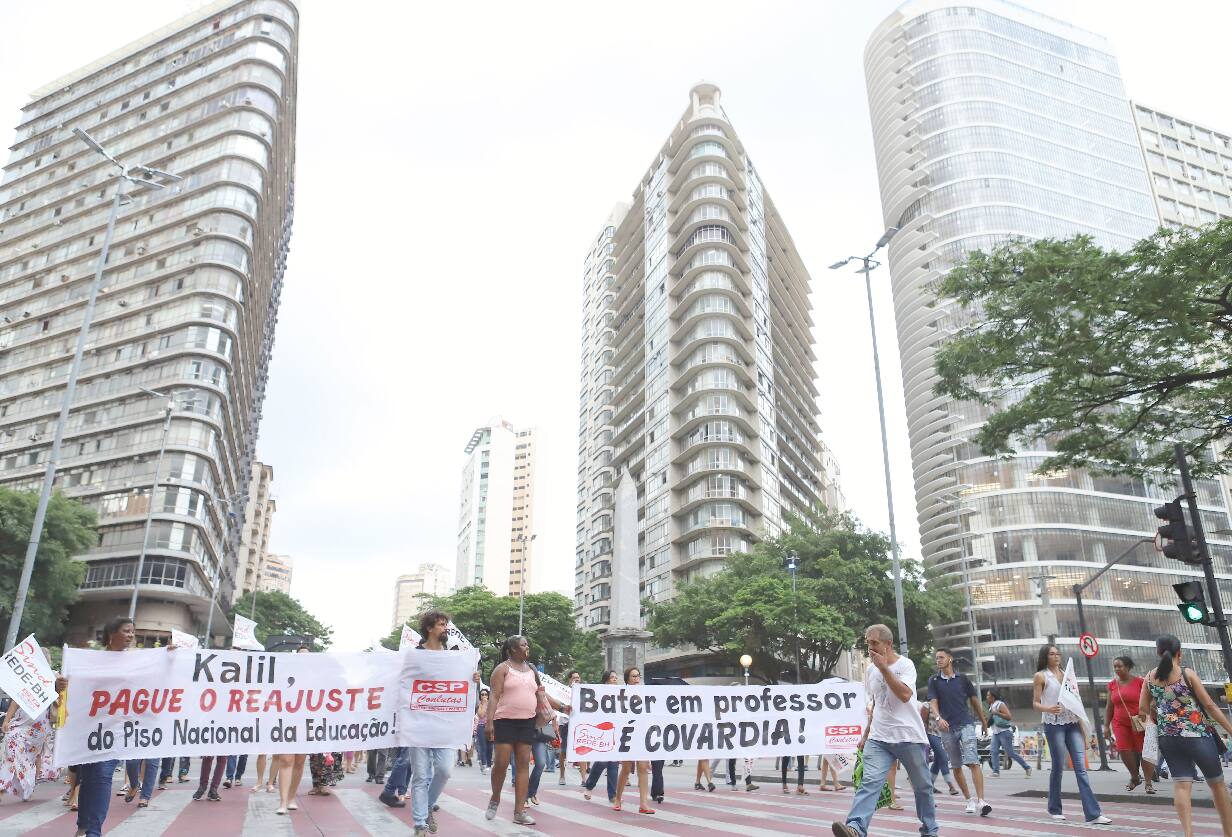 Greve de servidores das escolas municipais e Emeis
