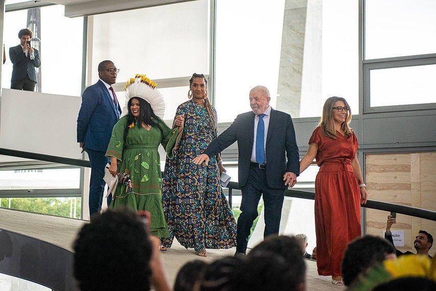 Descendo a rampa com o presidente Lula: a primeira-dama Janja, a ministra dos Povos Indígenas Sonia Guajajara, a ministra da Igualdade Racial, Anielle Franco, e o ministro de Direitos Humanos, Silvio Almeida