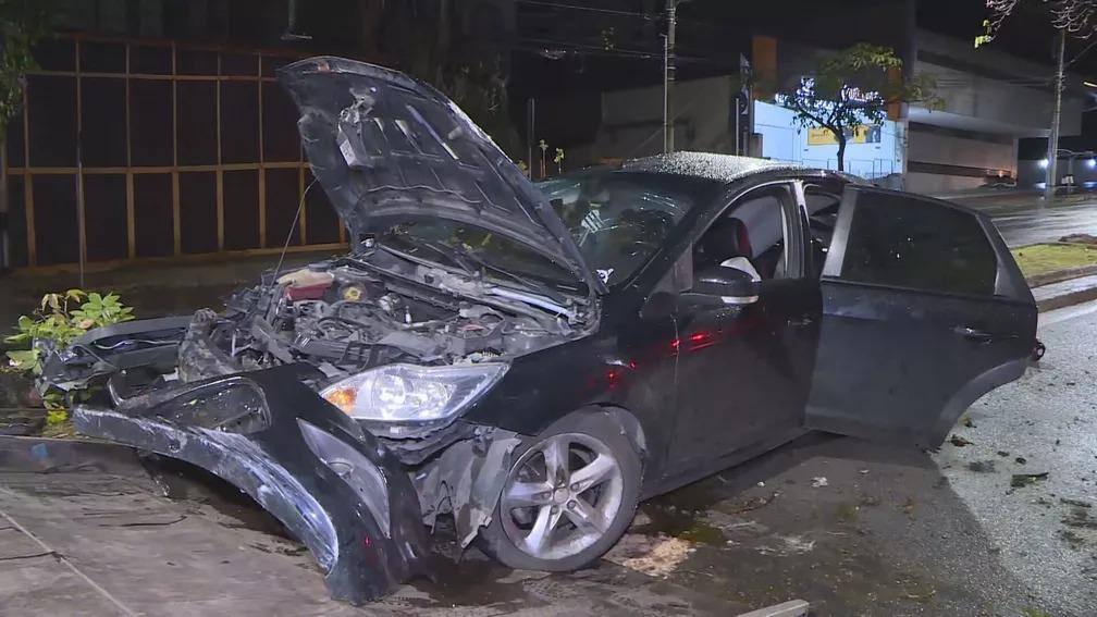 Carro ficou com dianteira destruída