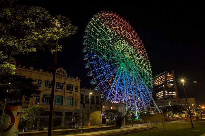 A roda-gigante Yup Star, no Píer Mauá, está iluminada com as cores do arco-íris no mês de junho