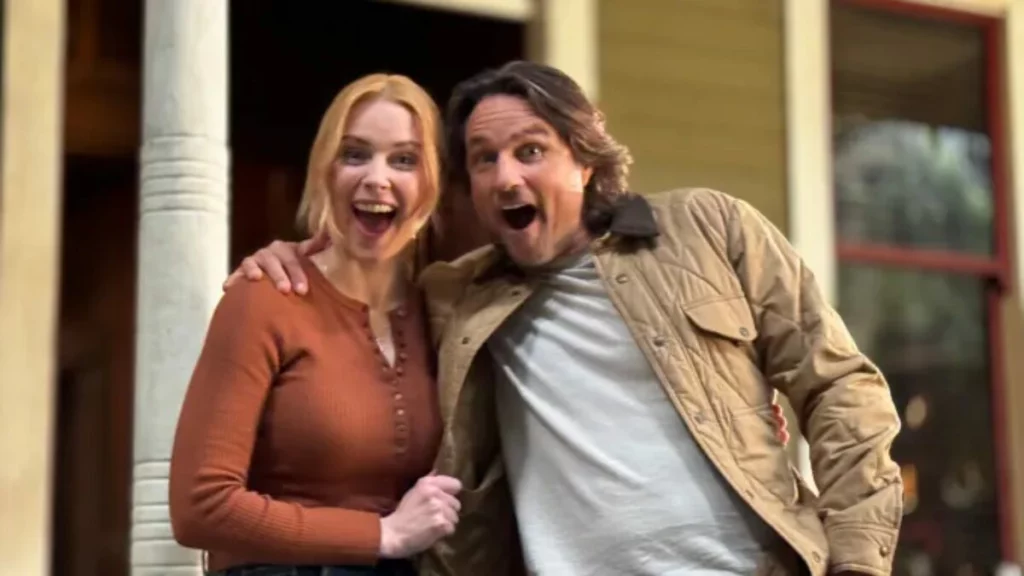'Virgin River' (LR): Alexandra Breckenridge e Martin Henderson no set da 7ª temporada