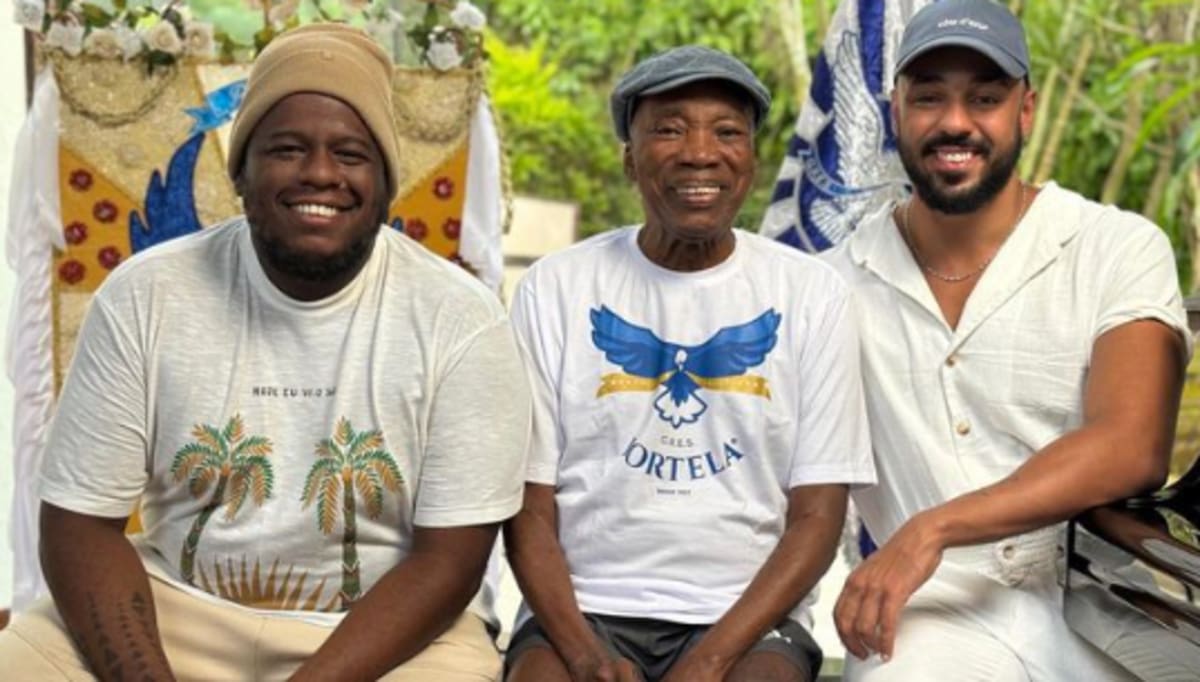 Milton Nascimento entre os carnavalescos da Portela, André Rodrigues e Antônio Gonzaga