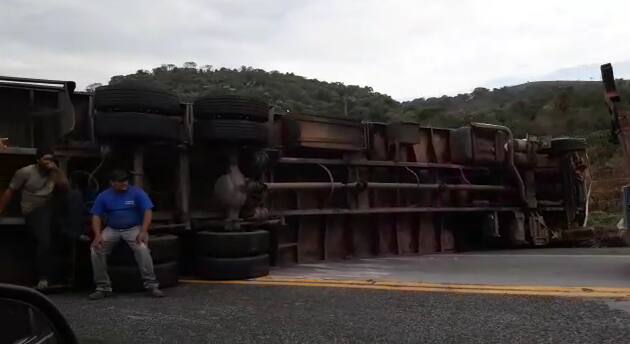 Quatro horas após caminhão tombar, trânsito é liberado na BR-381
