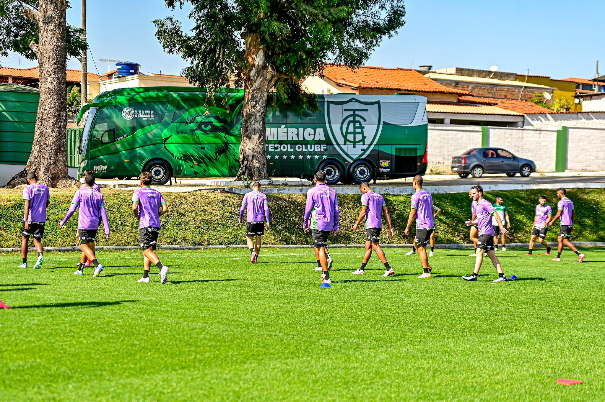Jogadores do América treinam no CT Lanna Drumond 