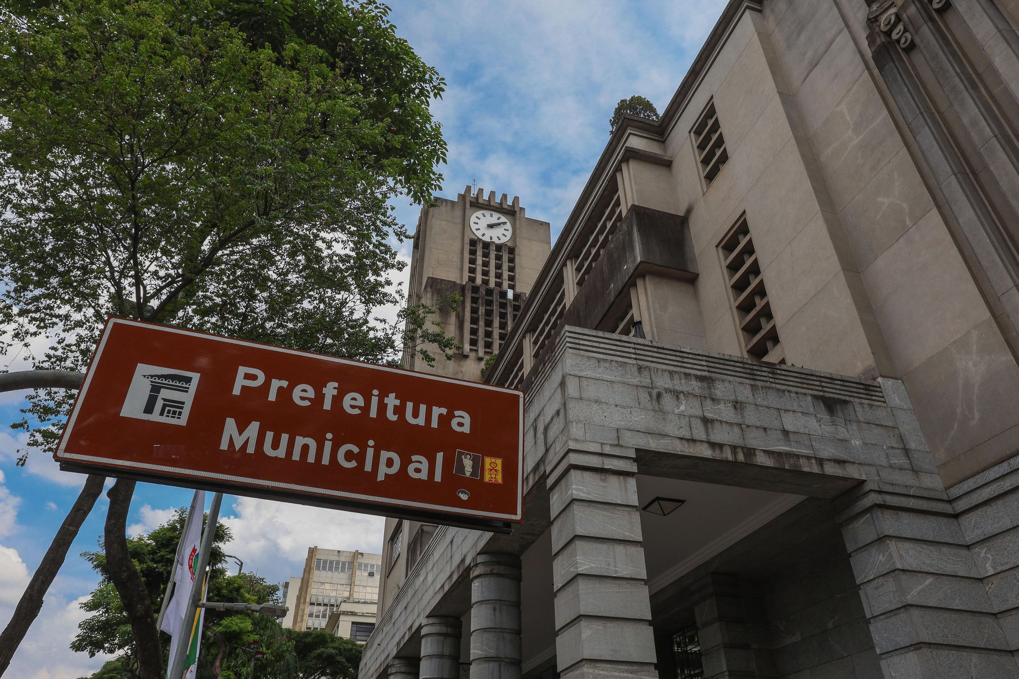 O prefeito indica os secretários municipais e gere o orçamento da cidade