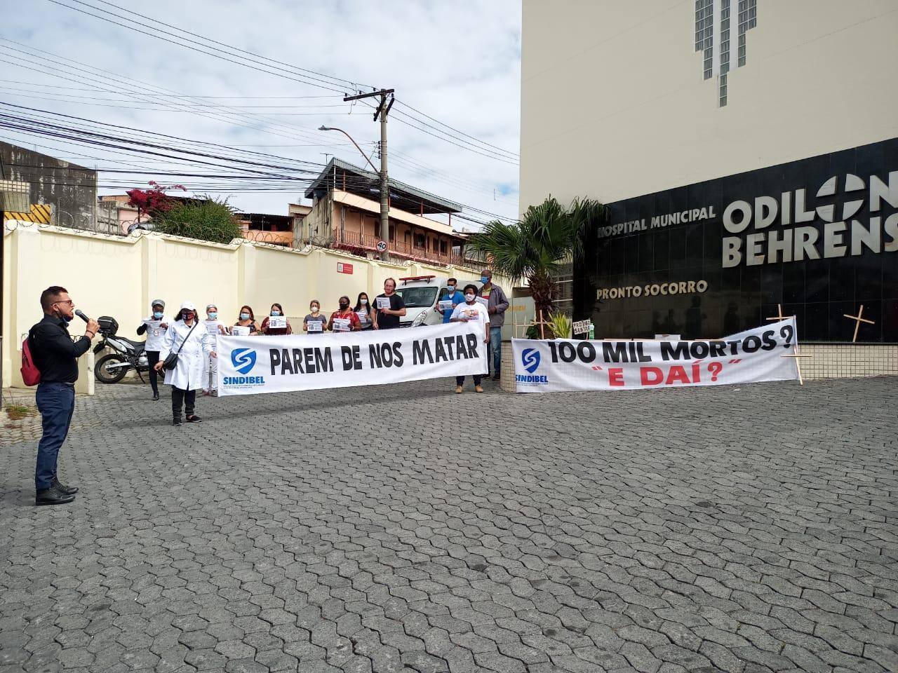 Protesto contou com faixas e poucas pessoas para evitar aglomerações