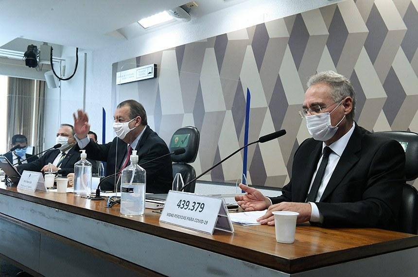 O presidente da CPI, Omar Aziz, entre Pazuello e o relator, Renan Calheiros