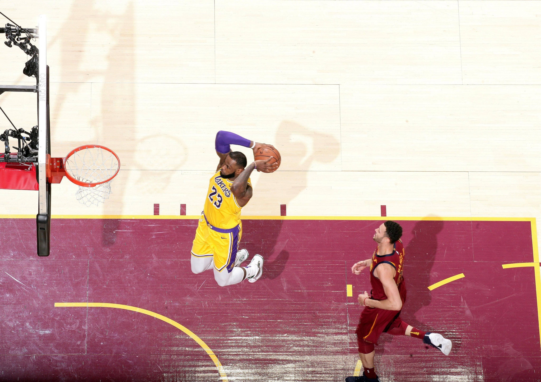 Lebron deu show em seu retorno à cidade de Cleveland, onde se tornou ídolo