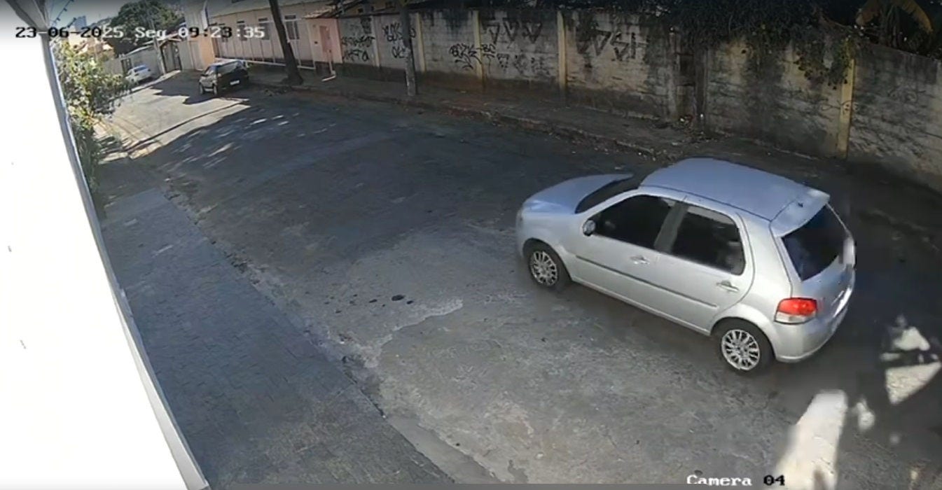 Vídeo mostra carro com o suspeito se aproximando; criminoso abre a porta e atira várias vezes contra a vítima, que não teve como reagir