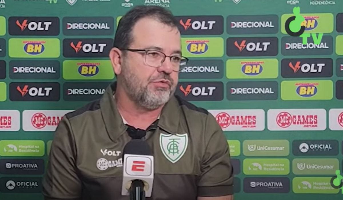 O técnico Enderson Moreira durante coletiva à imprensa após o jogo 