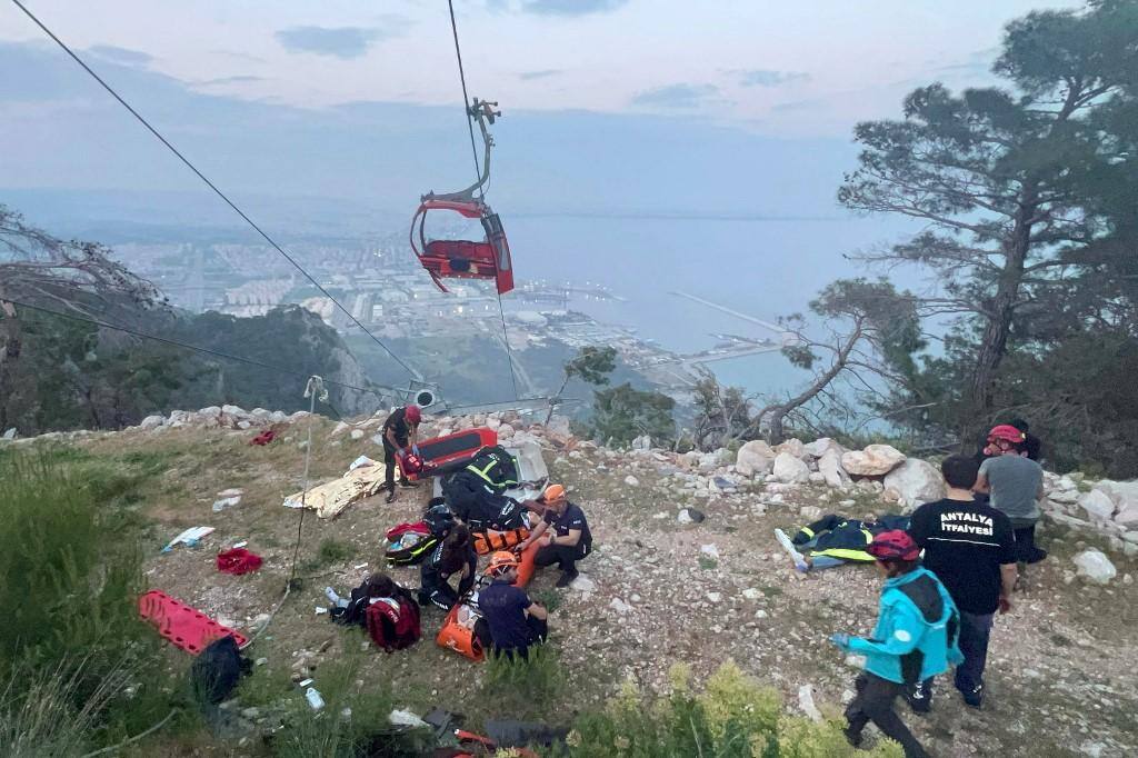 Socorristas atendem pessoas resgatadas de teleférico acidentado em balneário na Turquia