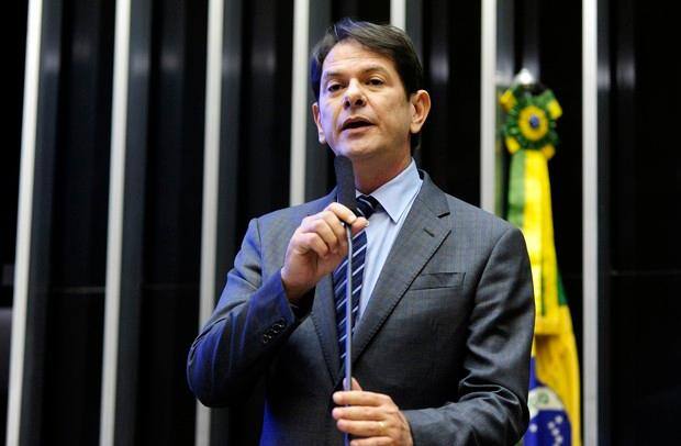 Cid Gomes fala a deputados