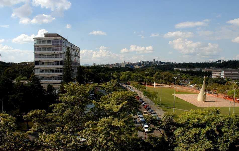 Vista parcial do campus Pampulha com o prédio da Reitoria à esquerda