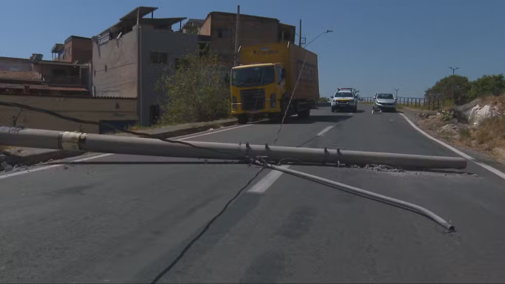 Uma carreta colidiu com um poste na pista e atingiu um carro
