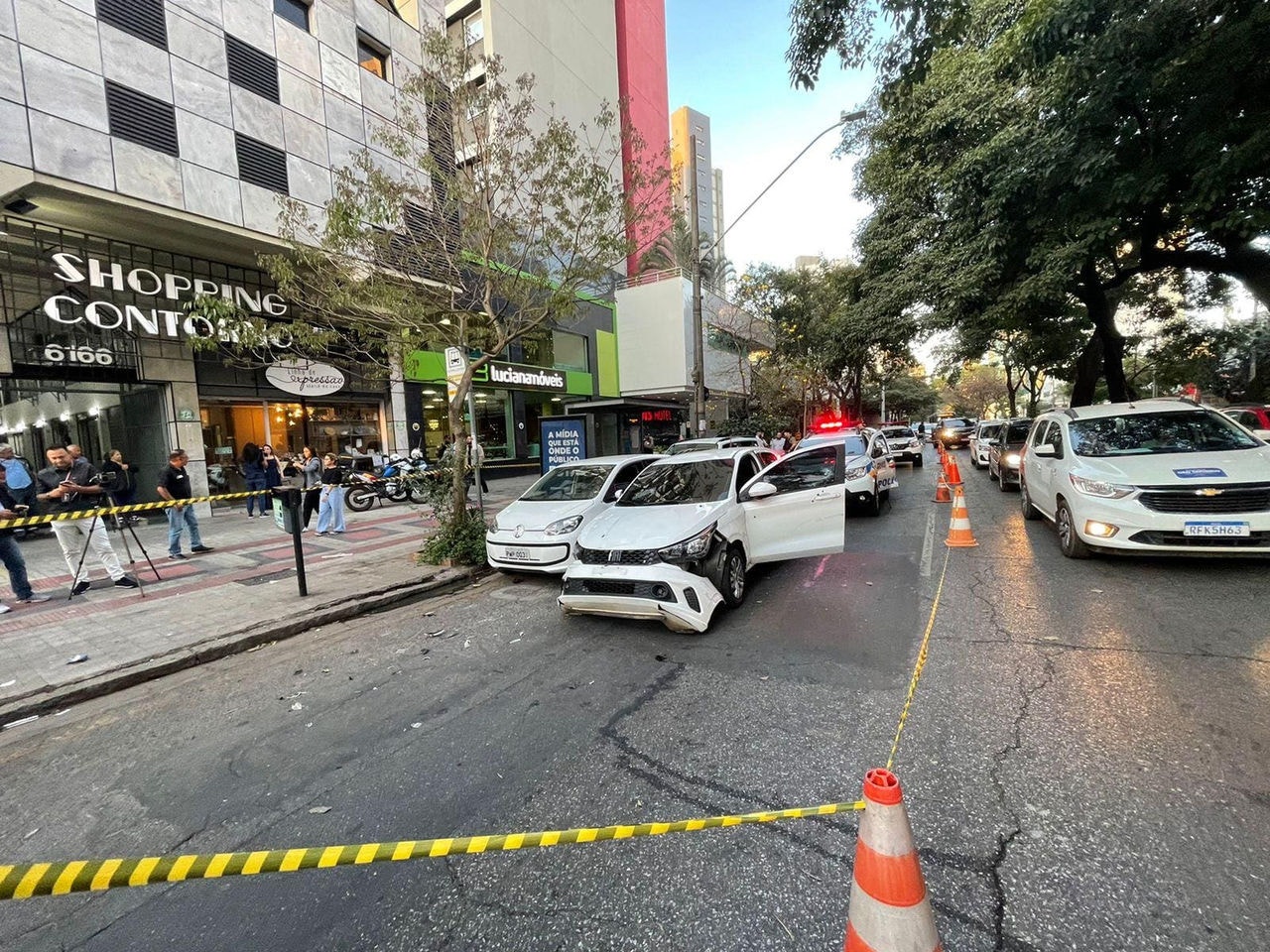 Imagens mostram carro do suspeito cravejado de balas