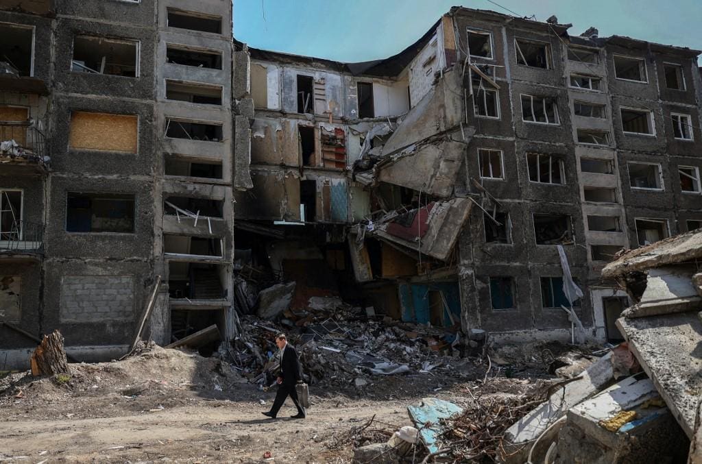 Morador anda por área destruída em Donetsk, na Ucrânia