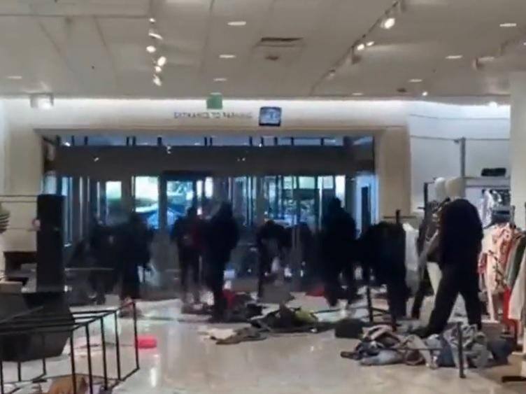 Arrastão em loja de luxo da Califórnia