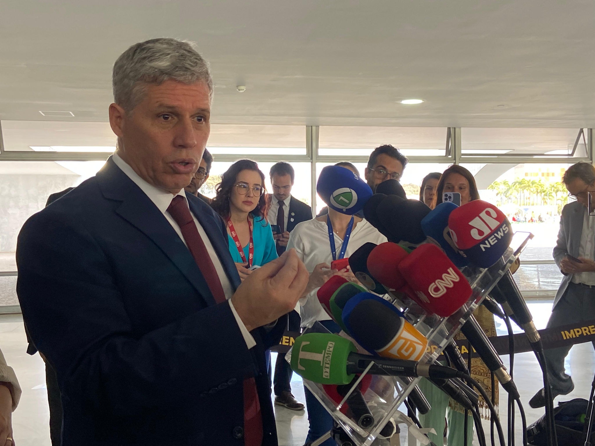 O ministro do Desenvolvimento Agrário, Paulo Teixeira, durante conversa com jornalistas nesta quarta-feira (3)