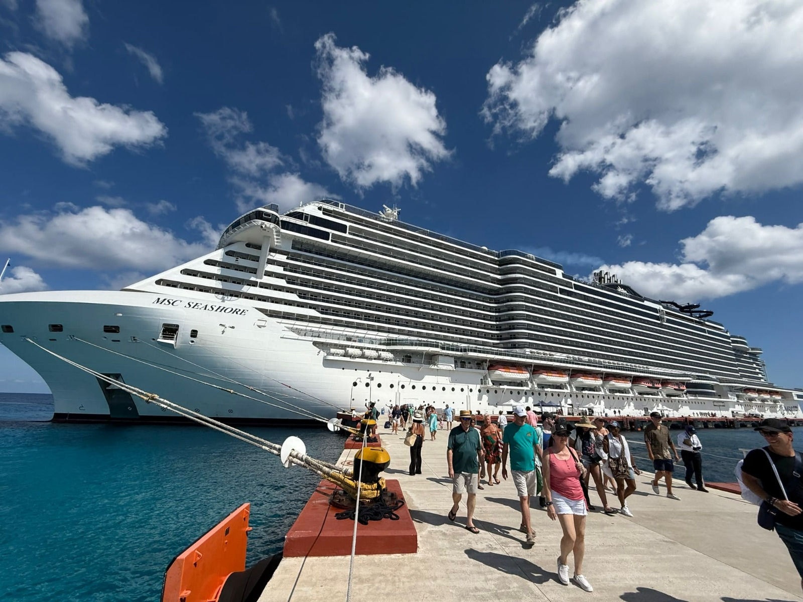 O desembarque dos passageiros do MSC Seashore na ilha de Cozumel, no México
