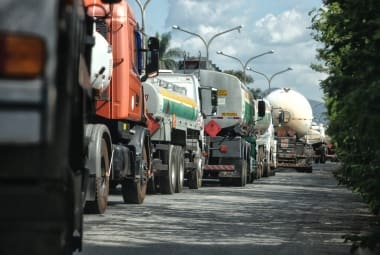 Caminhões em frente a Regap e Gabriel Passos em Betim - MG Foto: Leo Fontes / O Tempo - 11416 Carretas com combustível que saem da Regap estão sendo abordadas por criminosos a qualquer hora do dia