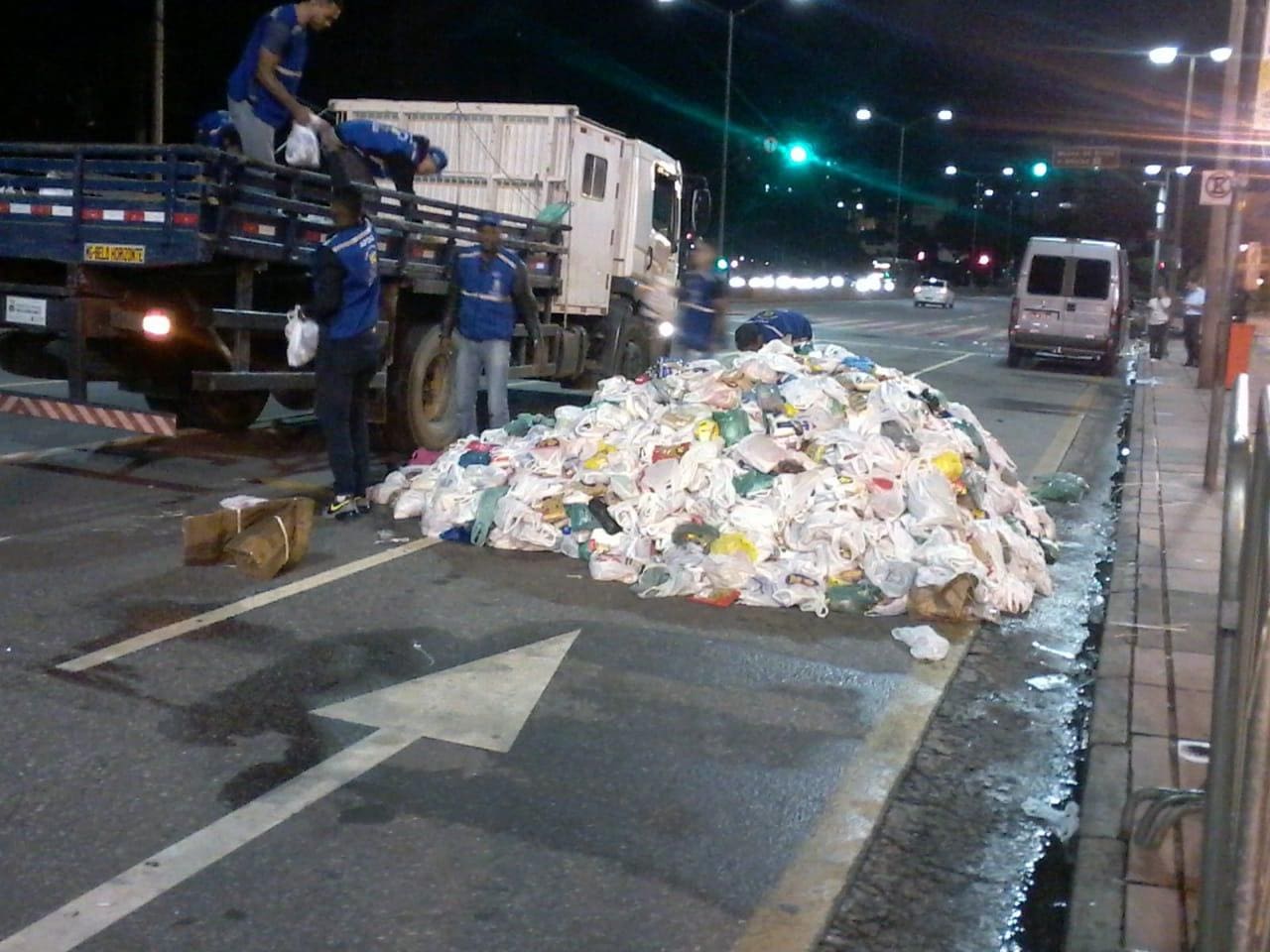 Imagem mostra os alimentos jogados sobre uma das faixas da avenida dos Andradas
