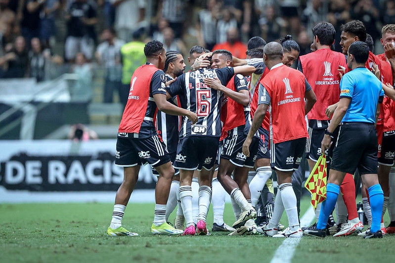 Gustavo Scarpa comemora gol pelo Atlético com os companheiros, na Arena MRV