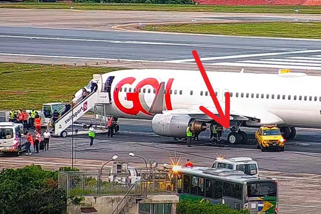 Passageiros descem do avião da companhia Gol Linhas Aéreas, que ficou 'agarrado' à pista do aeroporto de Congonhas, em São Paulo