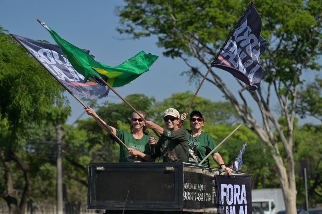 Manifestantes defendem o impeachment do presidente da República em ato que parte da Pampulha em direção à região Centro-Sul de BH