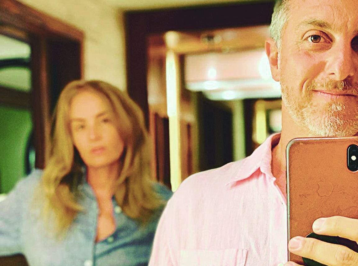 Cores “Rosa ou azul? Tanto faz”, postou Huck; a foto recebeu críticas do filho de Bolsonaro