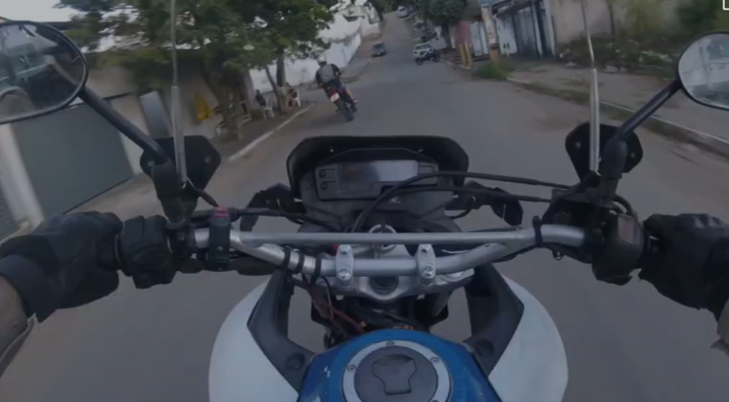 Perseguição terminou após motociclista perder o controle da direção, derrapar e cair no asfalto
