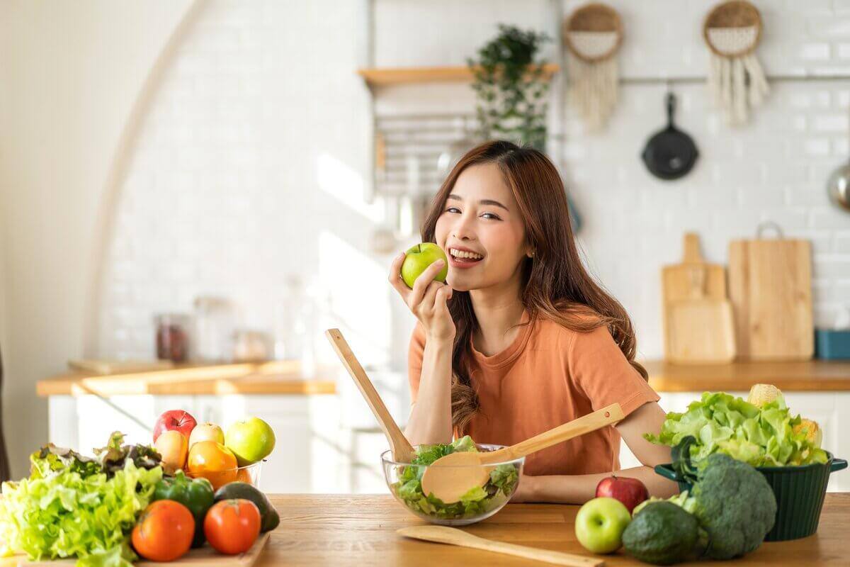 Manter uma alimentação equilibrada favorece a saúde geral do corpo e evita o estresse